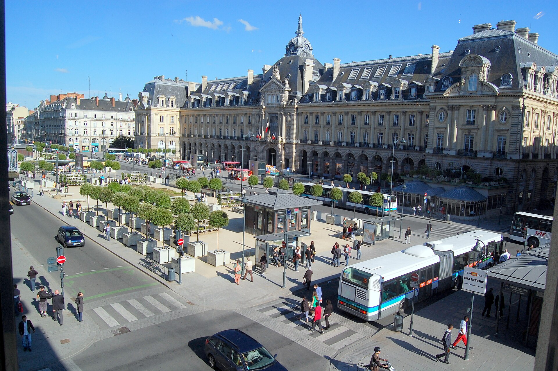 Place de la République et Palais du Commerce à Rennes