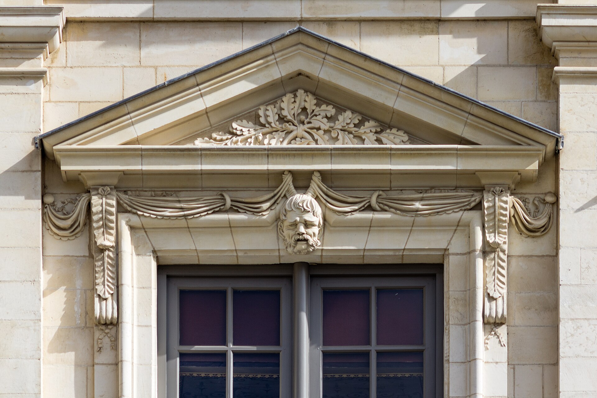 Fronton sculpté du palais du parlement de Bretagne