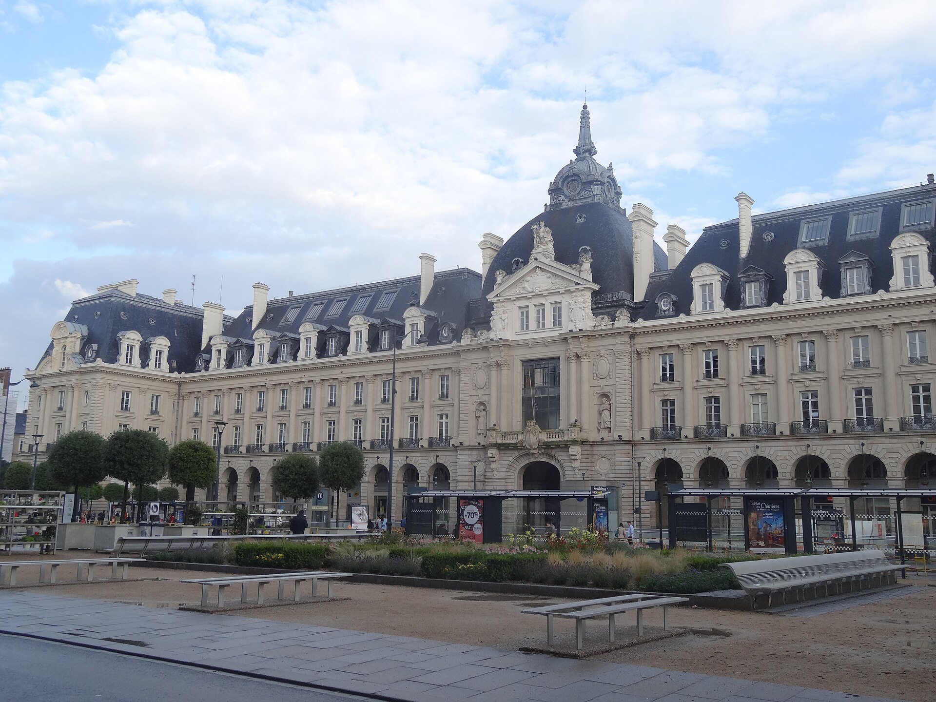 Façade du Palais du Commerce, place de la République à Rennes