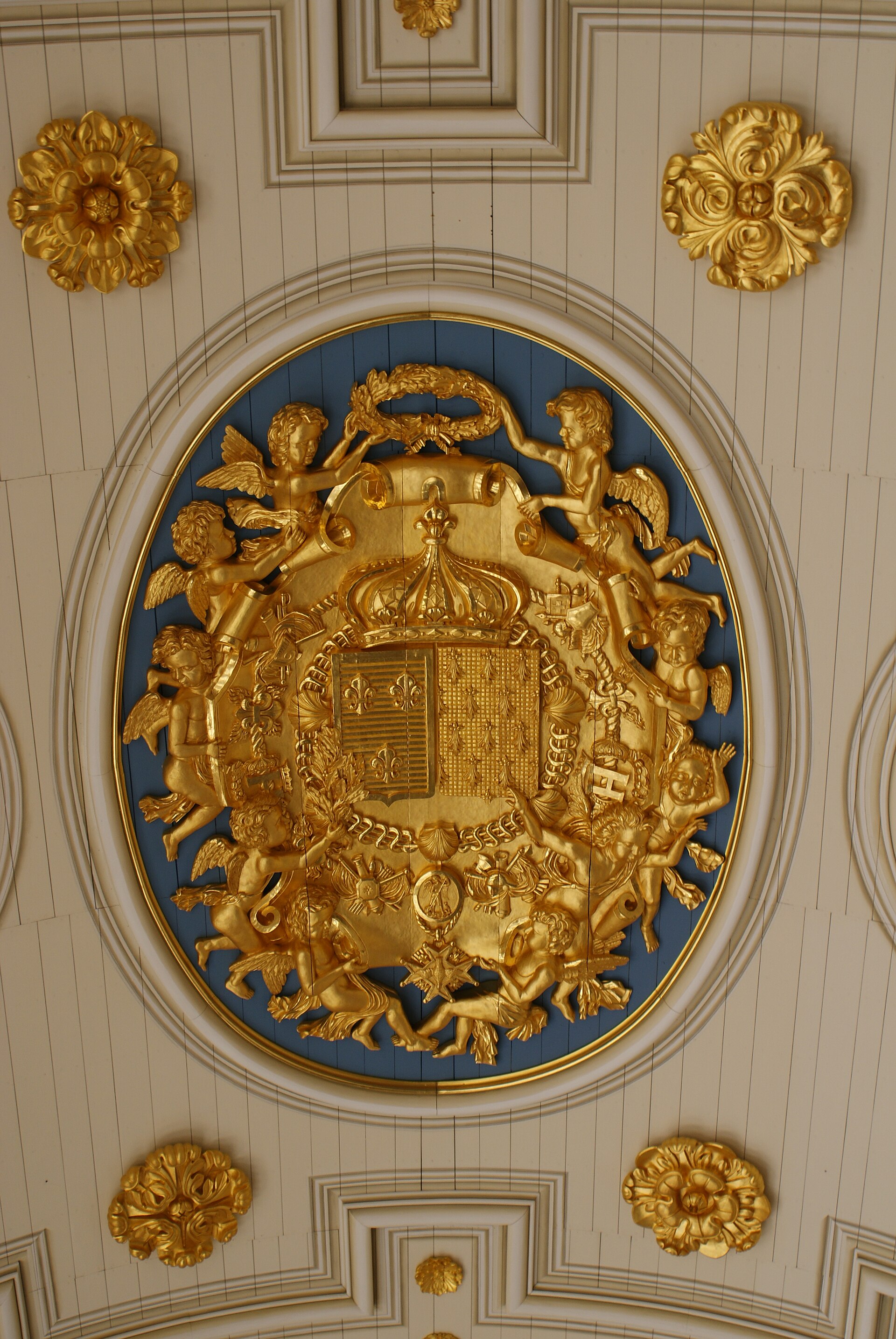 Plafond sculpté de la salle des pas perdus du parlement de Bretagne