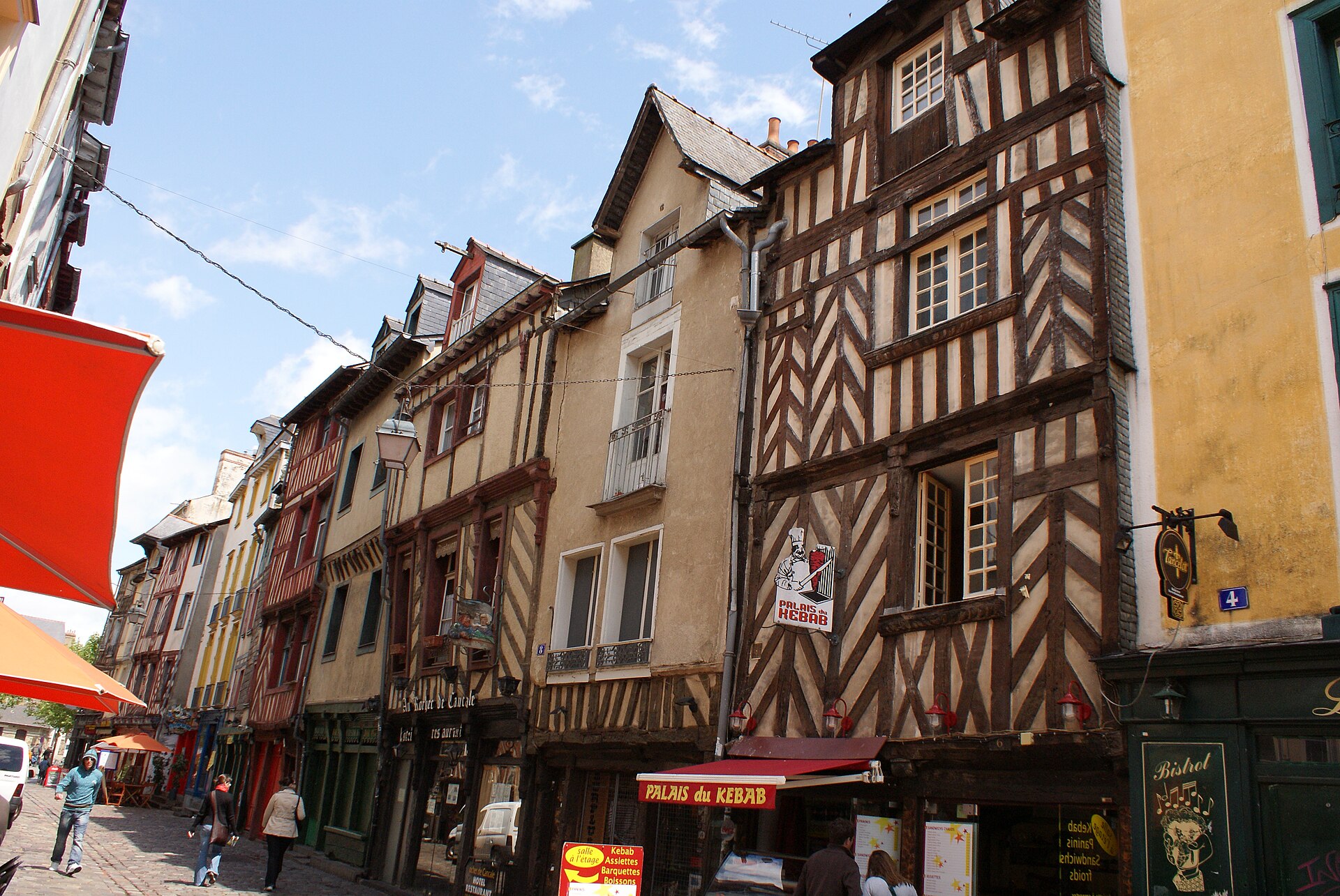 Rue Saint-Michel à Rennes, commerces et façades